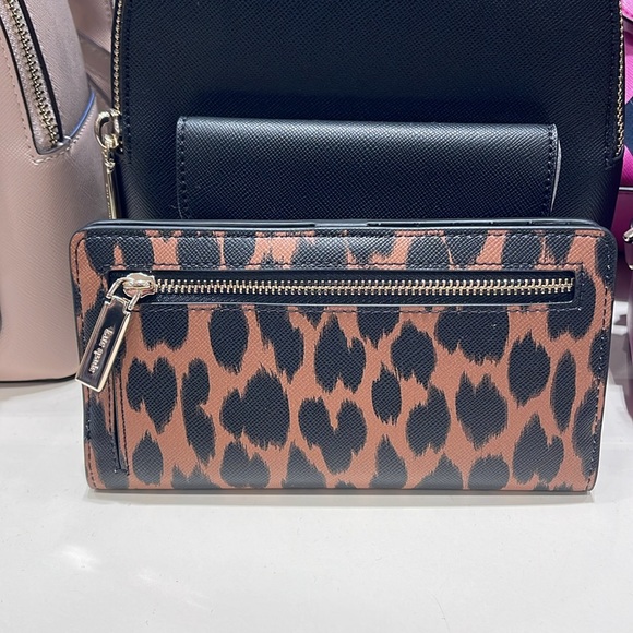 Kate Spade Schuyler Large Slim Bifold Wallet
COLOR:
Multi
NWT - Picture 16 of 16